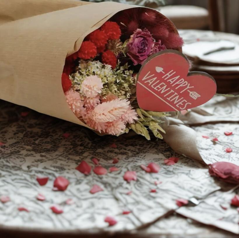 Red Allure Market Bouquet w/ Vday Pick